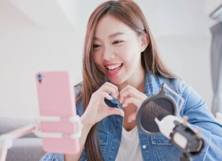 Easy ways to livestream your content Heart hands vlog