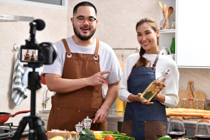 couple-blogger-vlogger-and-online-influencer-2B5TYPY