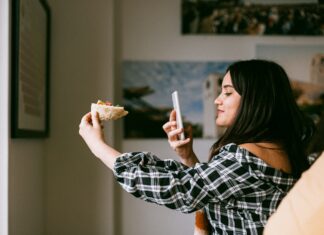 Sponsored content: Important do’s and don’ts influencer taking a photo of food with a smartphone