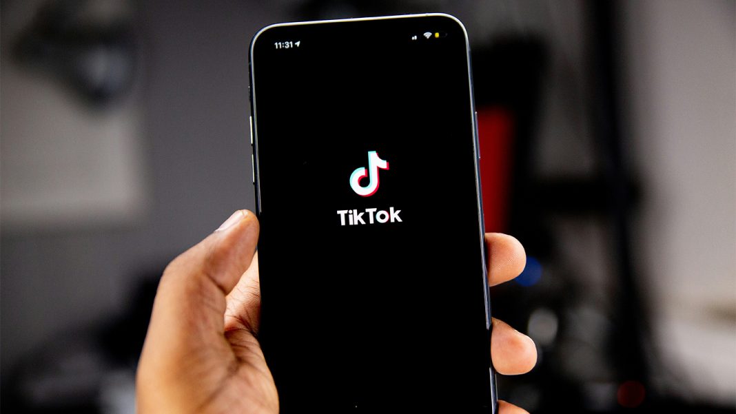 solen-feyissa-Yaw9mfG9QfQ-unsplash (6) Poll reports TikTok is getting negative opinion from Gen Z featured image