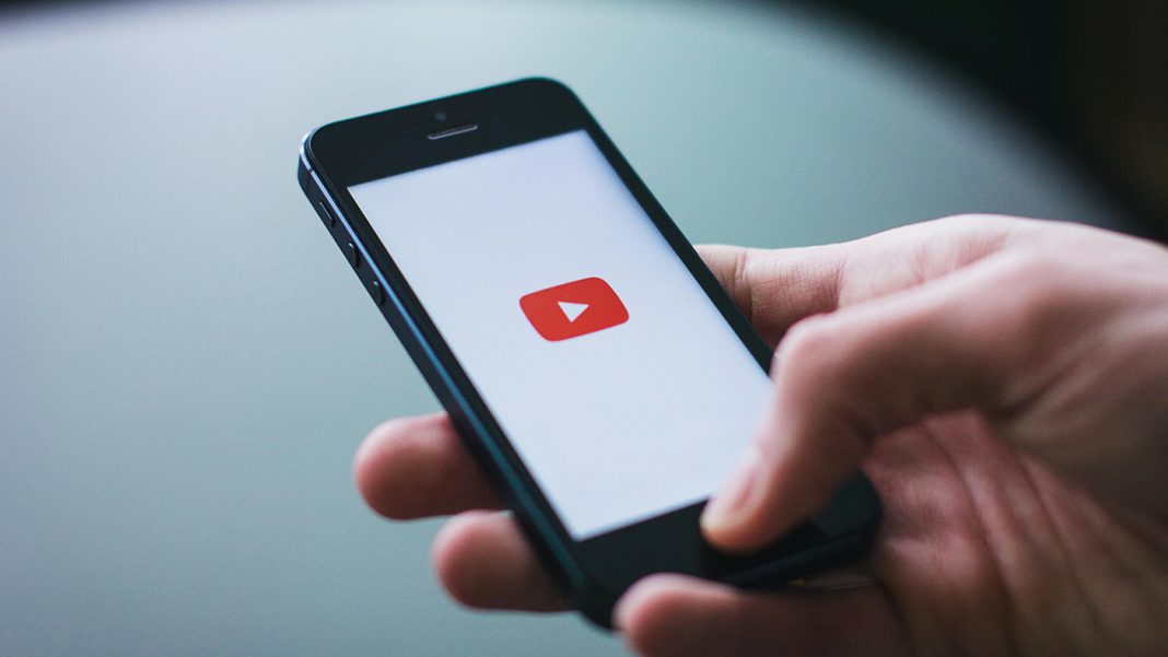 pexels-freestocks-34407 (4) YouTube tests AI chatbot for video recommendations featured image