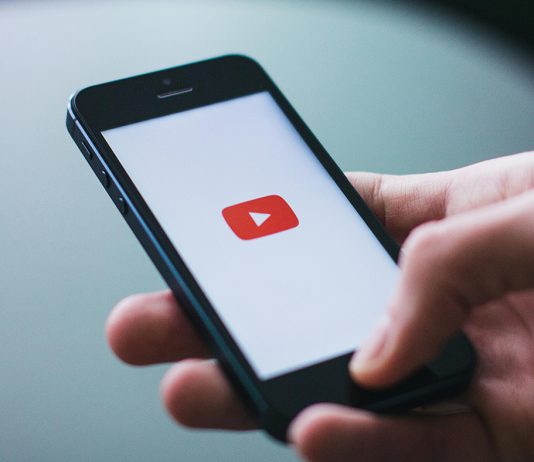 YouTube tests AI chatbot for video recommendations YouTube tests AI chatbot for video recommendations featured image