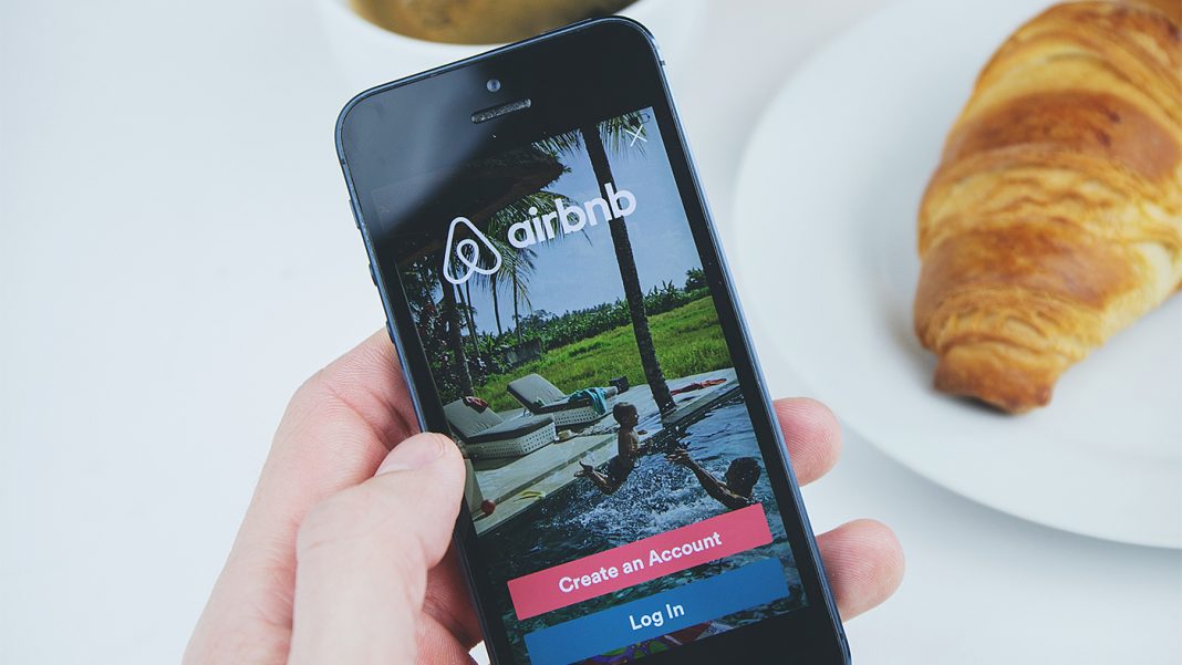 freestocks-photos-airbnb-2941142 Airbnb wants creators to host experiences featured image