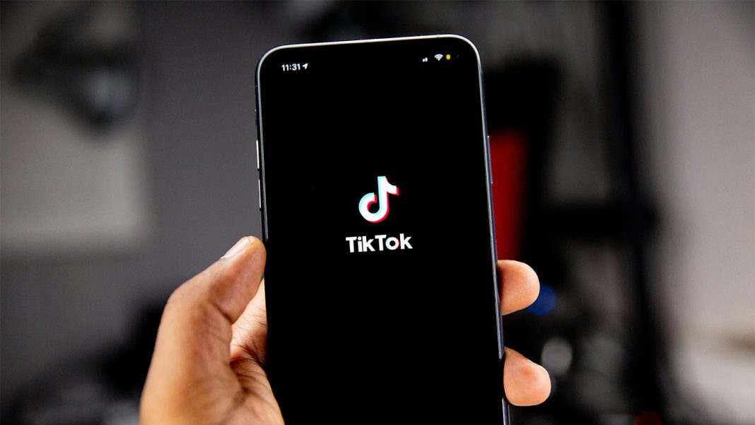 solen-feyissa-Yaw9mfG9QfQ-unsplash (7) Study finds AI-generated videos dominate many TikTok recommendations featured image