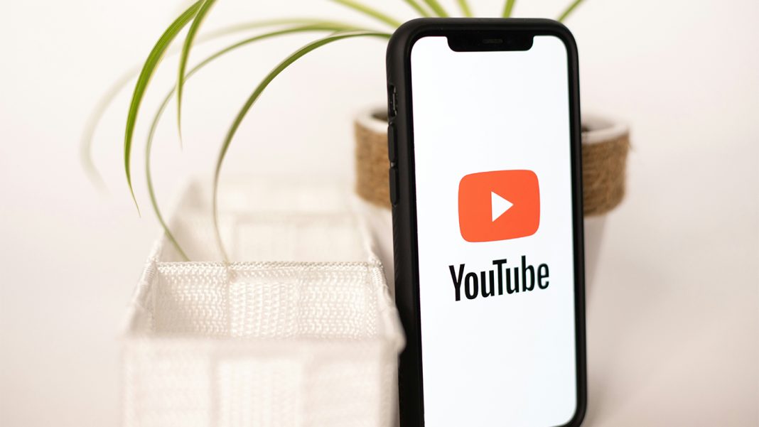collabstr-nwCikL2T5qg-unsplash YouTube raises the monetization bar to 8,000 watch hours featured image